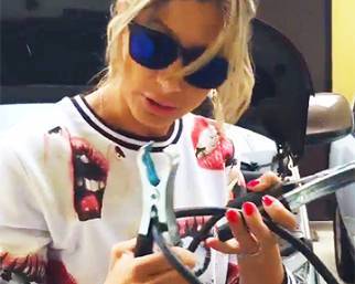 Maddalena Corvaglia, l'auto non parte? Ci pensa lei...