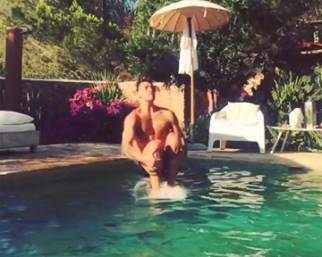 Stefano De Martino torna ad Ibiza e si scatena in piscina