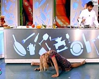 Lisa Fusco fa la spaccata e si fa male in diretta