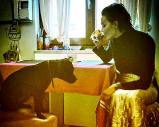 Nina Moric, una mazurka con Baghera...