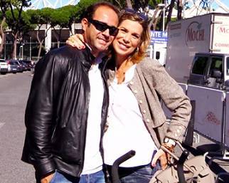 Veronica Maya con il pancione insieme a Marco e ai figli