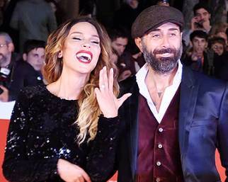 Vittoria Schisano mostra l'anello di fidanzamento