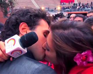 Bacio da red carpet per Federico Clapis e Daniela Martani