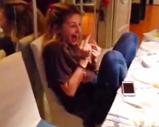 Asia Nuccetelli, dito medio allo zio a tavola