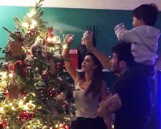 Belen, Stefano e Santiago fanno l'albero di Natale