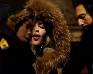 Madonna a Parigi canta per le vittime della strage