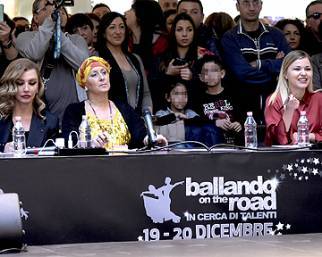 Milly Carlucci, Samanta Togni e le stelle di 'Ballando on the road'