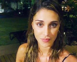 Belen Rodriguez, un bacio da Mauritius