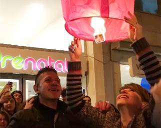 Alessandra Amoroso 'Vivere a colori' circondata dai fan