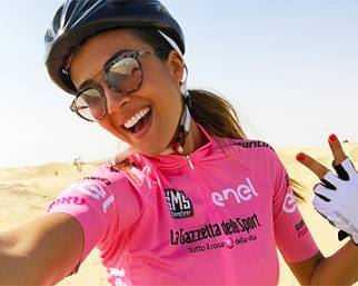 Giorgia Palmas in bici a Dubai corre...