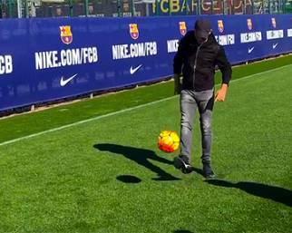 Eros Ramazzotti palleggia con Leo Messi