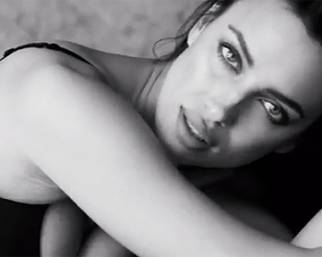Irina Shyak, bellissima per Intimissimi