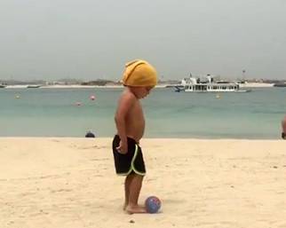 Maddox in spiaggia a Dubai gioca a palla