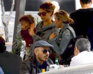 Melissa Satta, look sportivo a Milano con Maddox