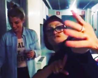Emma balla e fuma dietro le quinte di Amici 15