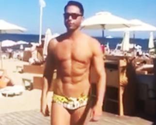 Giacomo Urtis in spiaggia con il corpo 'rifatto'
