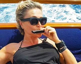 Paola Barale fa le prove con l'armonica