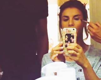 Elisabetta Canalis, durante lo shooting si 'gioca'