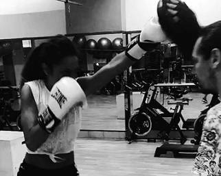 Raffaella Fico si allena con la boxe