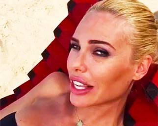 Ilary Blasi in 'confessionale' a Sabaudia