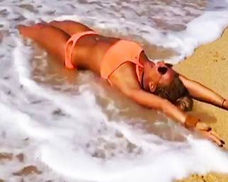 Britney Spears al mare in bikini aspetta l'onda