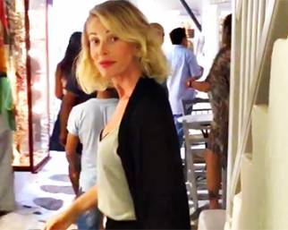 Alessia Marcuzzi a Mykonos scherza sulle sue gambe