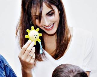 Rocìo gioca con Luna, la promessa d'amore sul suo anulare