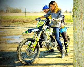 Belen Rodriguez fa motocross con Andrea Iannone