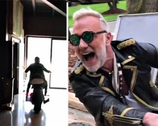 Gianluca Vacchi in casa con la moto