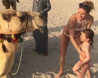 Michelle Hunziker a Dubai, incontro col cammello
