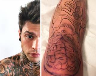 Fedez, nuovo tattoo sulla gamba