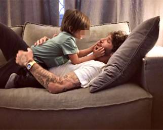 Stefano De Martino, papà tutto coccole con un nuovo tattoo