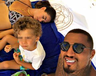 Melissa Satta, vacanza in famiglia a Ibiza