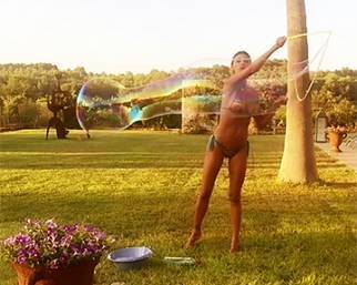 Belen Rodriguez fa le bolle di sapone