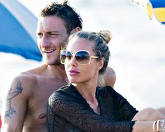 Totti con Ilary, prima estate senza calcio