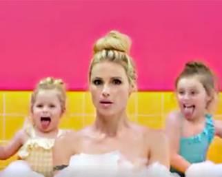 Michelle Hunziker nello spot Goovi con le figlie