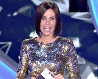 Ilary Blasi con la parrucca nera
