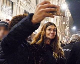 La mamma di Belen regina di selfie