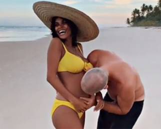 Tina Kunakey, gravidanza in spiaggia
