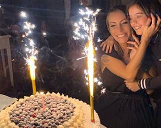 Karina Cascella festeggia con la famiglia allargata