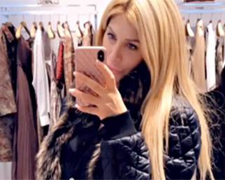 Paola Caruso fa shopping a Milano