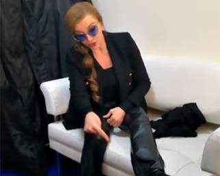 Milly Carlucci si è fratturata un piede