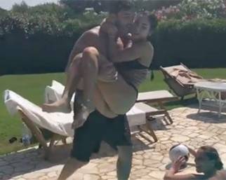 Giulia De Lellis e Andrea Iannone in Sardegna in famiglia