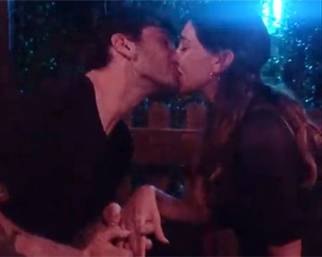 Belen e Stefano, Santi li 'risposa'
