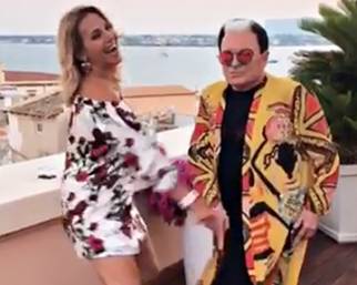 Barbara D’Urso vince la paura dell'aereo e vola in..