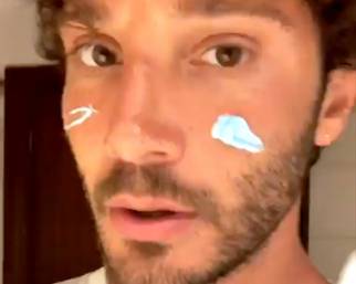 Stefano De Martino fa il verso agli influencer