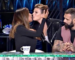 Emma Marrone bacia Belen