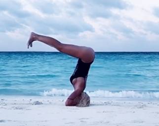 Ilary Blasi, yoga alle Maldive