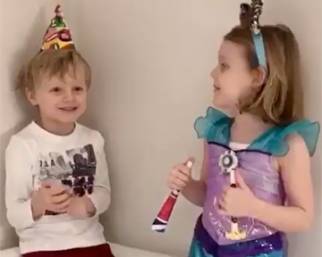I figli di Charlene le cantano gli auguri