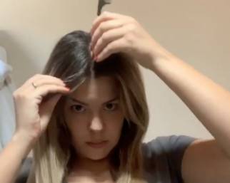 Costanza Caracciolo si taglia i capelli da sola